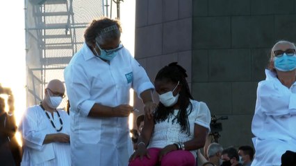 Vacinação aos pés do Cristo