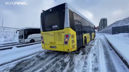 شاهد: الثلوج تغطي معظم أنحاء مدينة إسطنبول