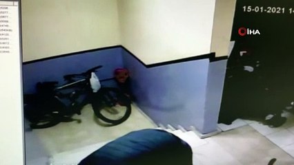 Girdiği binadaki bisikleti böyle çaldı