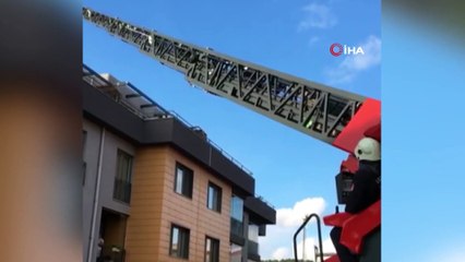 Yangında mahsur kalan anne ve bebeği itfaiye ekipleri kurtardı