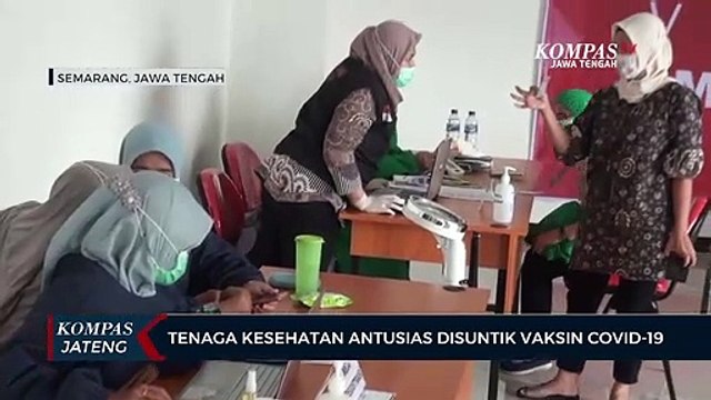 Tenaga Kesehatan Antusias Disuntik Vaksin Covid-19