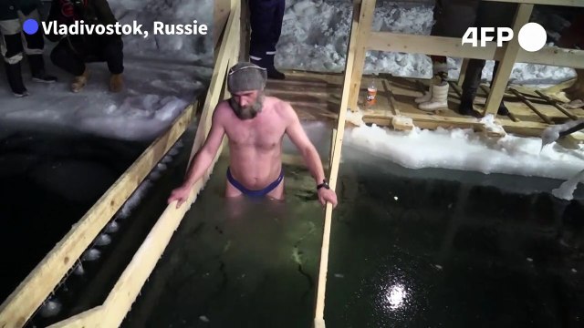 Epiphanie orthodoxe: des Russes plongent dans l'eau glacée