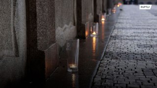 Em Praga, donos de bares protestam contra restrições do COVID com um percurso de copos de cerveja com velas
