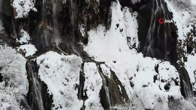 Beyaz gelinliğini giyen Girlevik Şelalesi ziyaretçilerine görsel şölen sunuyor