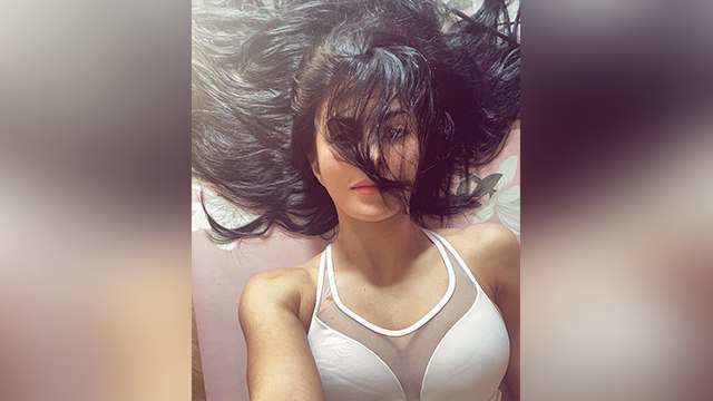Jacqueline Fernandez से हो गई इतनी बड़ी गलती, फटे कपड़ो में आई नजर ! | Boldsky