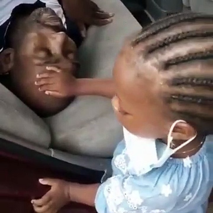 Cette fillette prie pour son père malade et attire la compassion des internautes