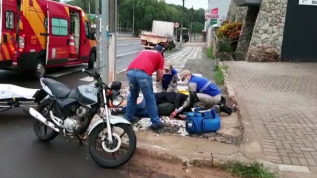 Motociclista fica ferido em colisão com Ford Ranger na Rua Paraná, no Bairro São Cristóvão