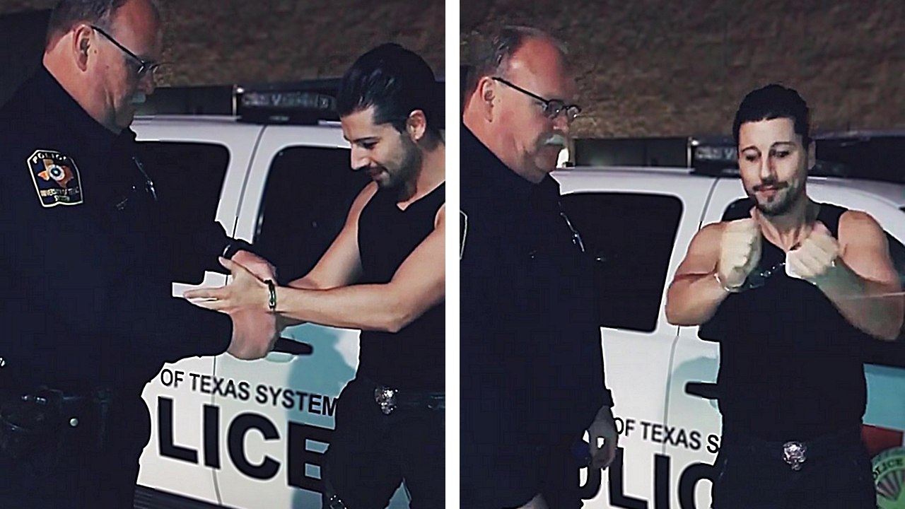 Un magicien montre à un policier comment il retire facilement des menottes