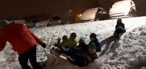 Descente sur la neige en "big bag" pour les jeunes de Q3T