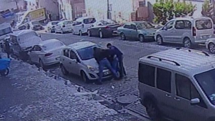 Soygun için girdi dayak yiyerek yakalandı, o anlar kamerada