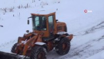 Sarıkamış’ta kardan kapanan yolları açma çalışmaları sürüyor