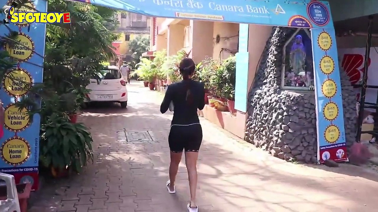 Malaika Arora at Diva Yoga & Sara Ali Khan Spotted at the Gym | SpotboyE