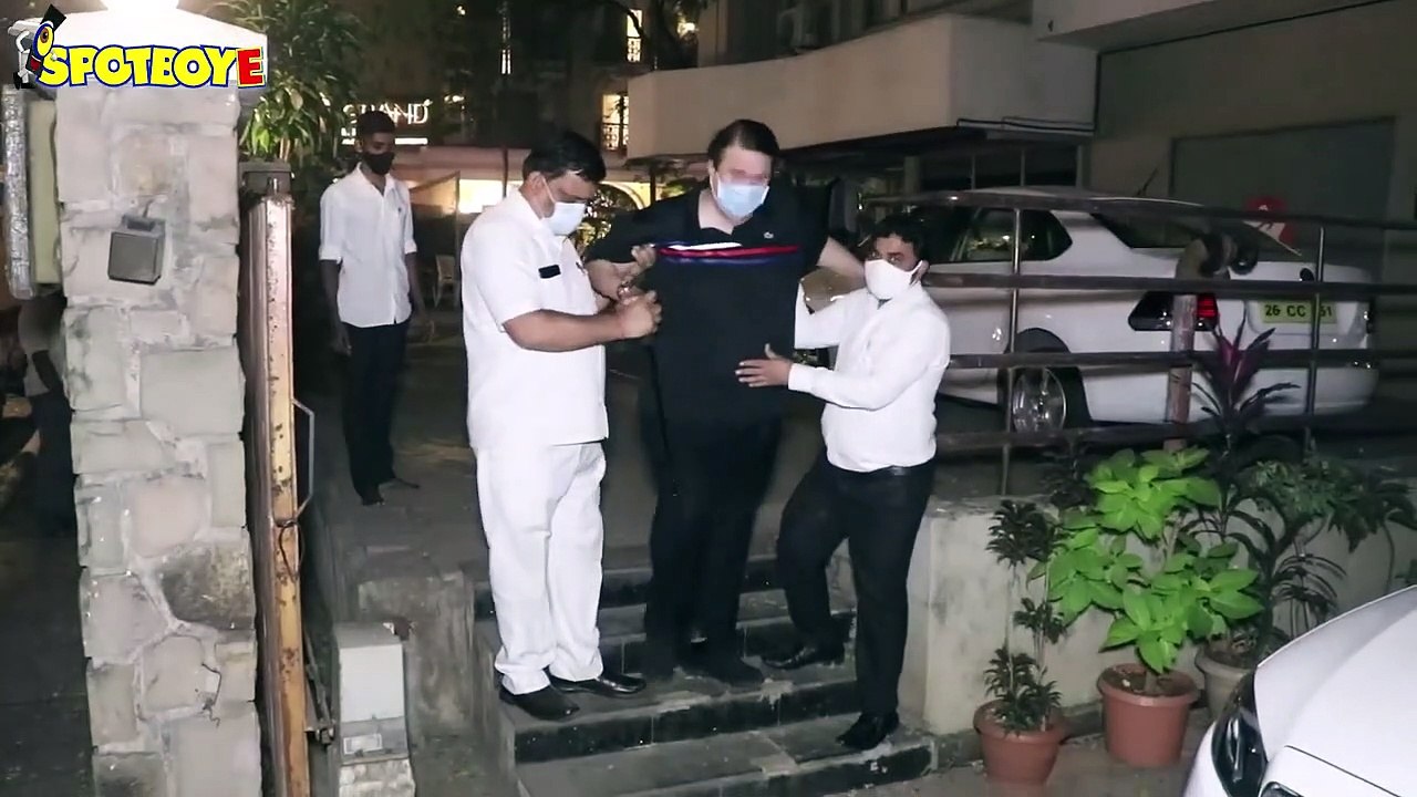 Karisma Kapoor with Dad Randhir Kapoor snapped outside Kareena's new Residence