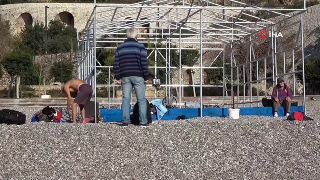 Bastonuyla buz gibi danize girip soğuğa meydan okudu