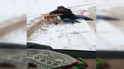 Kızağı arabanın arkasına bağladı, çocuklar gibi eğlendi