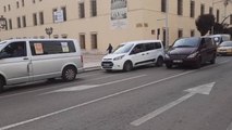 Caravana de coches en Badajoz contra el cierre de comercio y hostelería