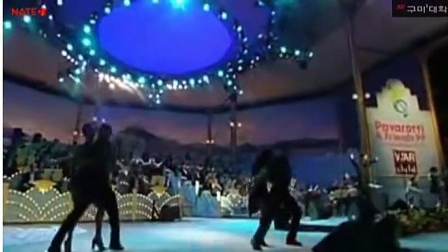 Ricky Martin chante Livin' la Vida Loca en live