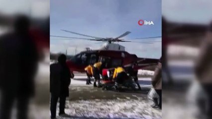 Hava ambulansı karla kaplanan yola inip hasta nakli gerçekleştirdi