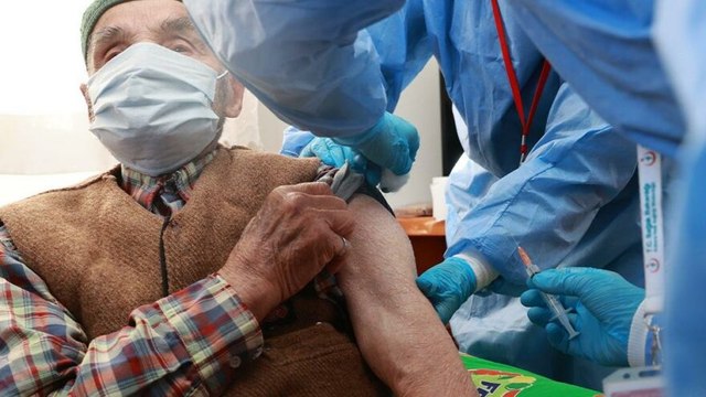 90 yaş üzeri vatandaşlar evlerinde aşılanmaya başlandı