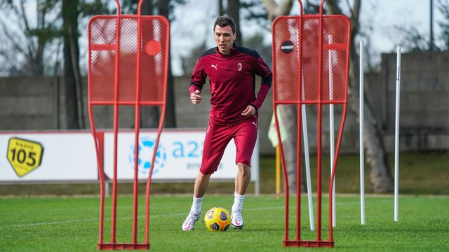 Mandžukić: l'arrivo a Milanello e il primo allenamento