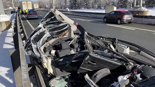 Horrorunfall auf A12: Pkw prallte gegen Lkw, Lenker aus Wrack befreit