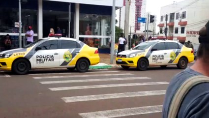 Acusado de estelionato é desmascarado em agência da Caixa, tenta fugir e quebra vidraça ao ser imobilizado