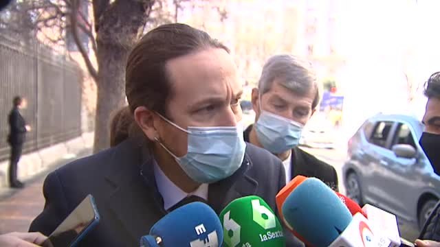 Iglesias no retira sus palabras sobre el exilio de Puigdemont pero matiza que los contextos históricos son diferentes