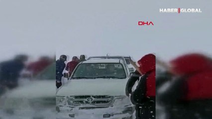 Cenazeyi köye götürürken tipide mahsur kaldılar