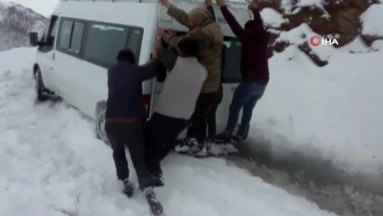 Karda mahsur kalan yolcu minibüsünü yolcular kurtardı