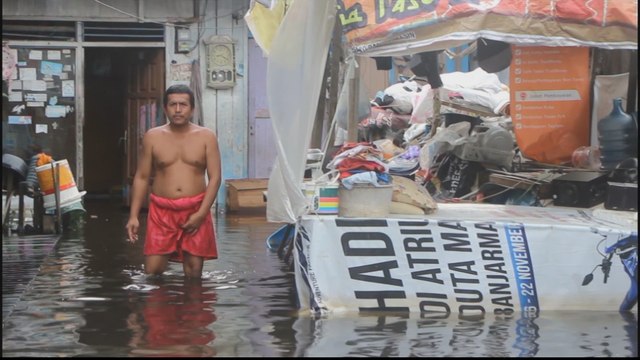 Deadly floods leave more than 40,000 displaced in Indonesia