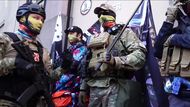 Dans les rues de l'Amérique, des milices armées prêtes à manifester contre l'investiture