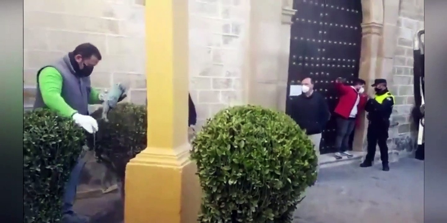 Retiran la cruz cristiana de Aguilar de la Frontera (Córdoba)