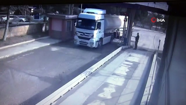 Çalıştıkları fabrikadan 25 ton yakıt çalan işçiler kameraya yakalandı