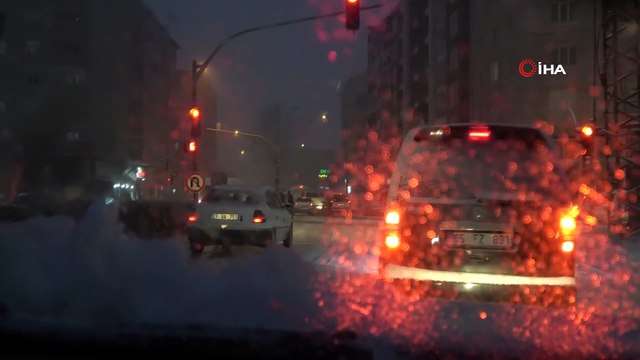 Yoğun kar yağışı ulaşımı olumsuz etkiledi. Vali Bilmez: Bahçesaray ve Çatak yolu can ve mal güvenliği açısından trafiğe kapalı olacak”