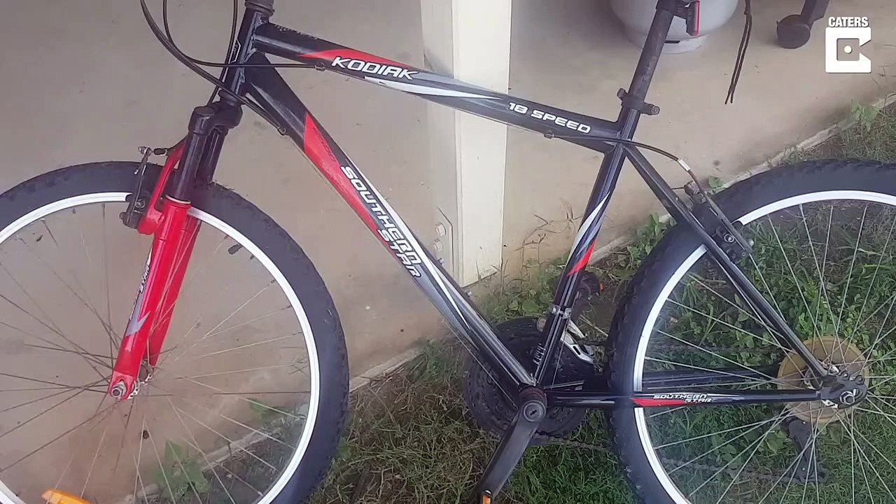 Ce qu'il découvre sous la selle de son vélo est assez terrifiant