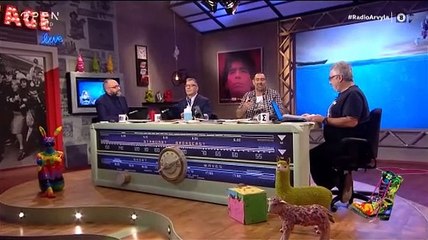 Ράδιο Αρβύλα: Έδωσαν βραβείο... χυλόπιτας στον Βασιλάκο - Η άβολη στιγμή στο Bachelor