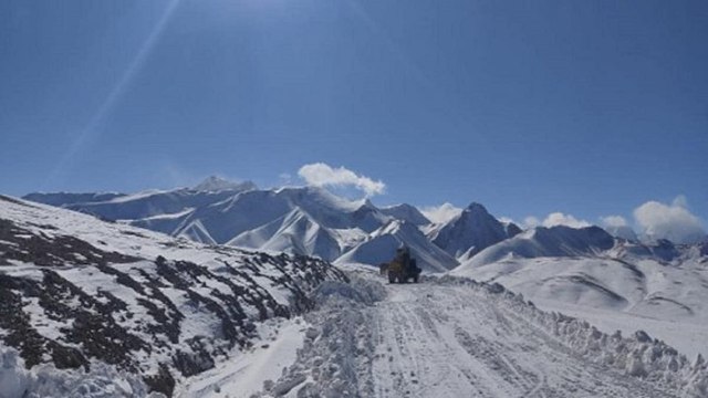Watch how BRO used to work in freezing cold in Kashmir