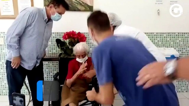Joana Ornelas dos Santos, de 102 anos, é a primeira pessoa a ser imunizada em Cariacica
