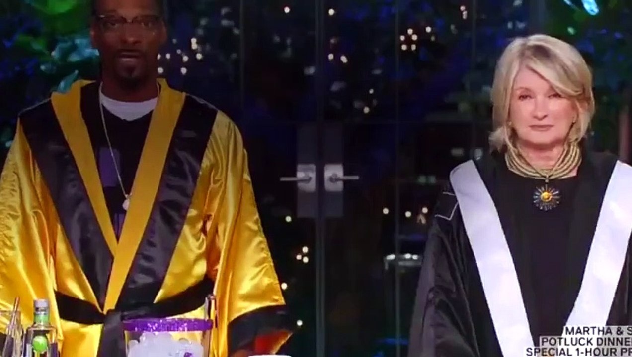 Martha & Snoop's Potluck Dinner Party - S 01 E 01 - Putting The Pot In Potluck