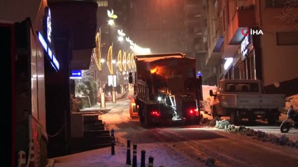 Gece başlayan kar yağışı şehir merkezini beyaza bürüdü