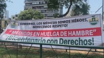 Médicos peruanos continúan huelga y protestas mientras crece la segunda ola