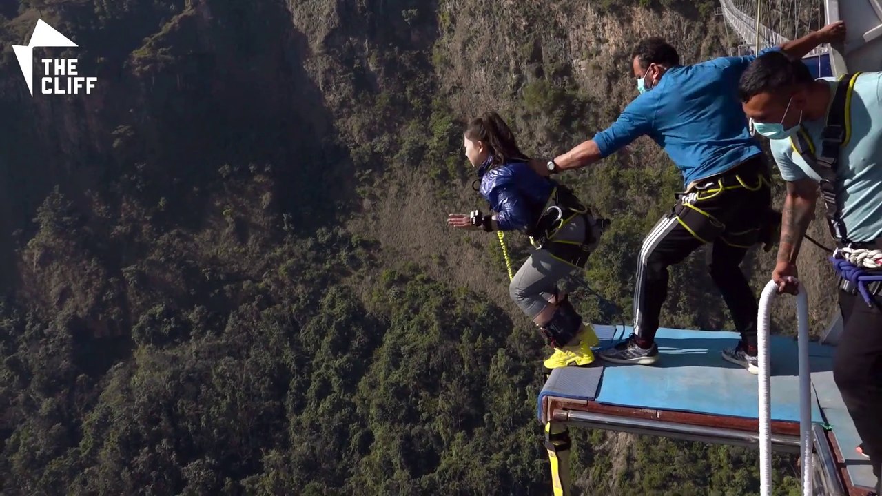 Lady Bungee Jumping 228 meters (749 feet) in Kusma Parbat Nepal || Asika Limbu || Farak Paila