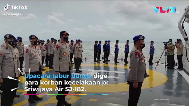 Momen Haru Tabur Bunga di TKP Kecelakaan Sriwijaya Air