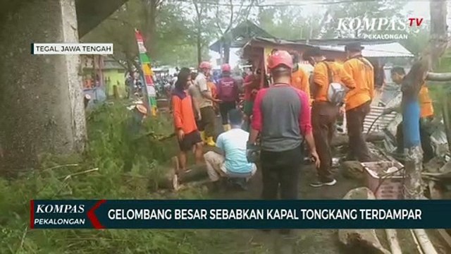Gelombang Besar Sebabkan Kapal Tongkang Terdampar