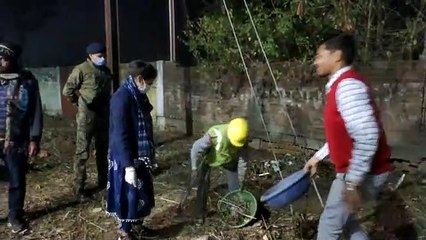 कलेक्टर शीलेन्द्र सिंह, एसडीएम प्रियांशी भँवर ने कचड़ा उठाकर जब टैक्टर में फेंका, दंग रह गए सफाईकर्मी