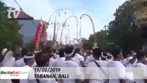 Jutaan Rupiah Untuk Tradisi Hujan Uang Desa Bongan, Tabanan, Bali