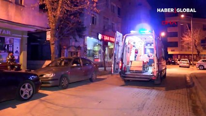 Avcılar'da yangın çıktı, balkona sığındılar!