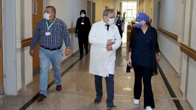 Coronayı yenen başhekim, aşı olanları uyardı