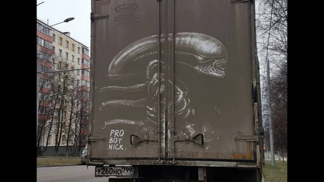 Il s'amuse à faire des dessins incroyables sur des camions très sales