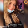 Lola Marois fait des petites blagues dans le train avec son masque